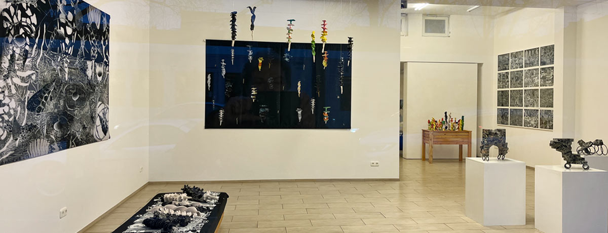 Bilderfahrzeuge und gefallene Blumen